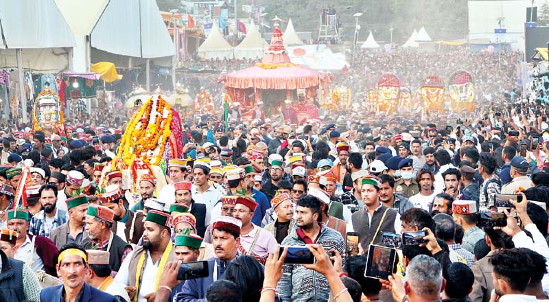 लंका दहन के साथ कुल्लू दशहरा संपन्न, भगवान रघुनाथ की भव्य रथयात्रा के साथ देवालयों को लौटे 300 देवी-देवता