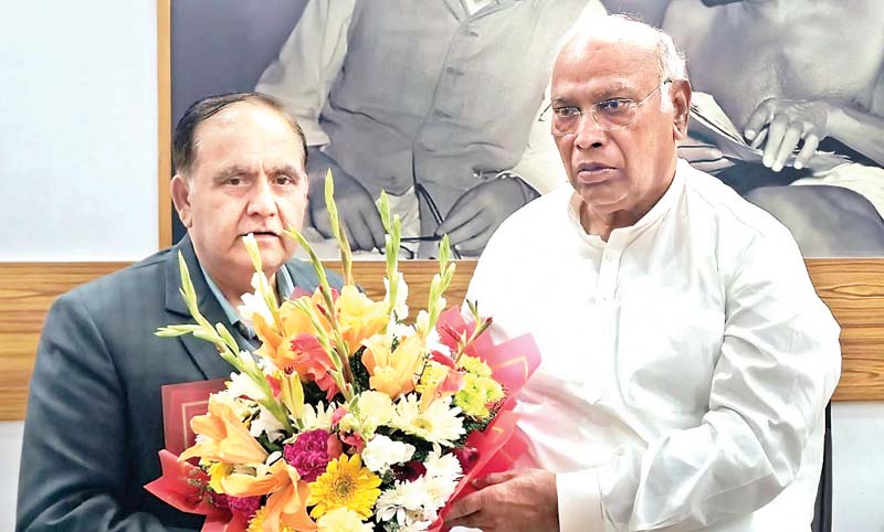 खडग़े से मिले कुलदीप पठानिया, दिल्ली में हुई मुलाकात, हिमाचल के इस विषय पर हुई चर्चा